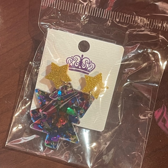 NWOT CHRISTMAS TREE EARRINGS - Picture 2 of 2